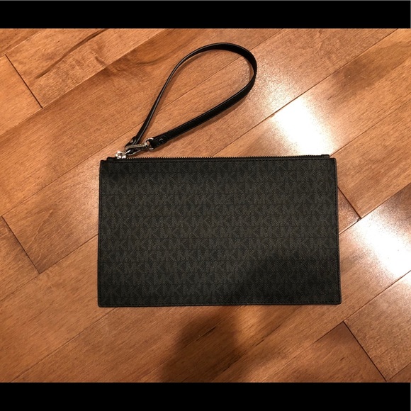 Michael Kors Handbags - Michael Kors Clutch